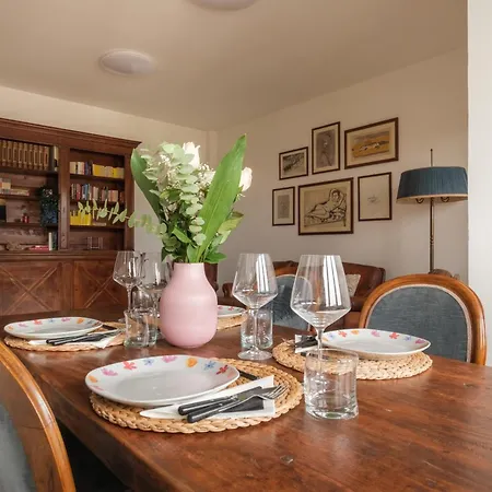 Classic And Elegant Style In Old Town Appartement