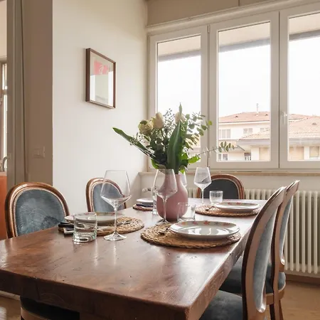 Classic And Elegant Style In Old Town Appartement