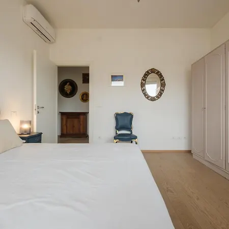 Classic And Elegant Style In Old Town Appartement